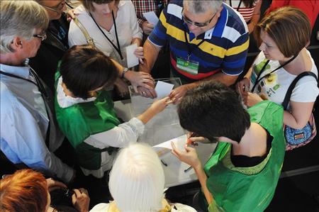 Congresistas votando en urna.jpg