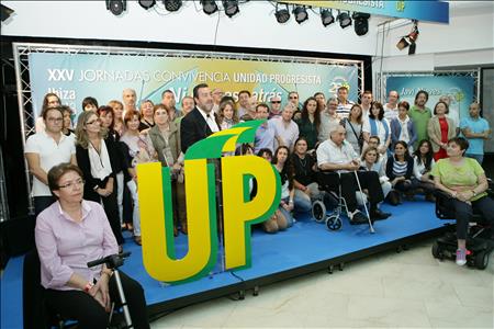 Homenaje a los voluntarios en la asamblea informativa de las 25 Jornadas de Convivencia de UP Ibiza 2013.jpg