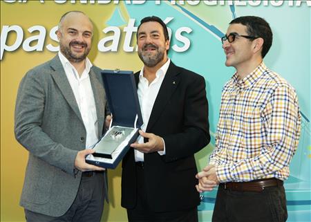 Miguel Carballeda y Andrés Ramos entregan al periodista Javi Nieves una placa