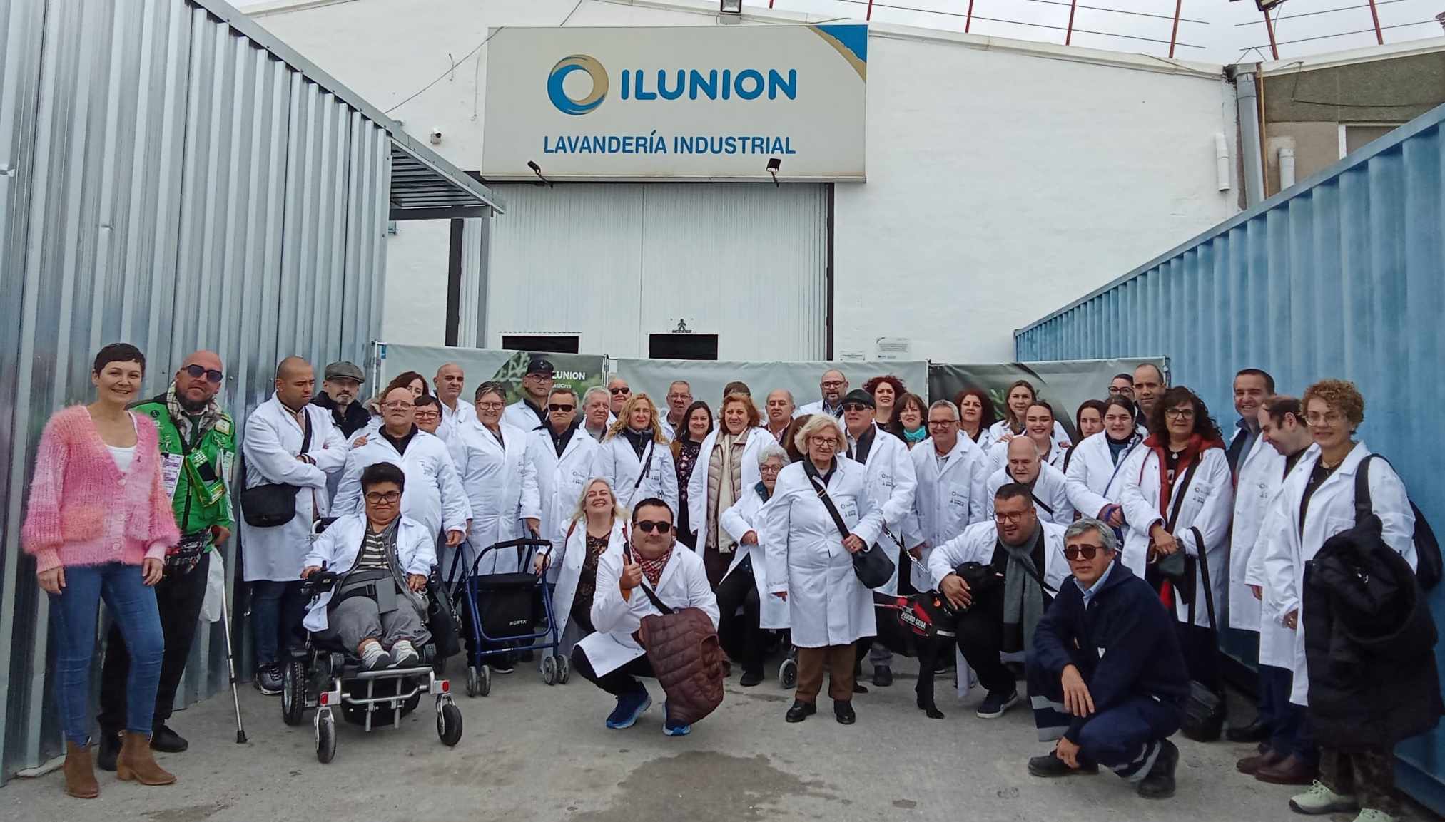 Foto de familia asistentes en el exterior de la planta