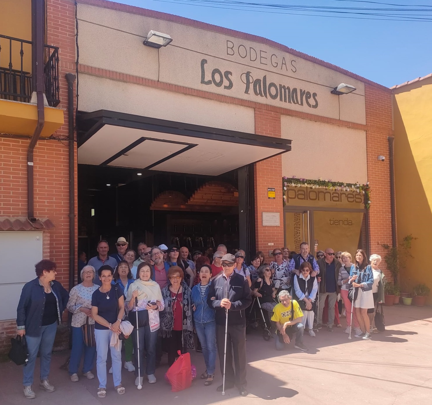 Imagen de grupo en la puerta de la bodega