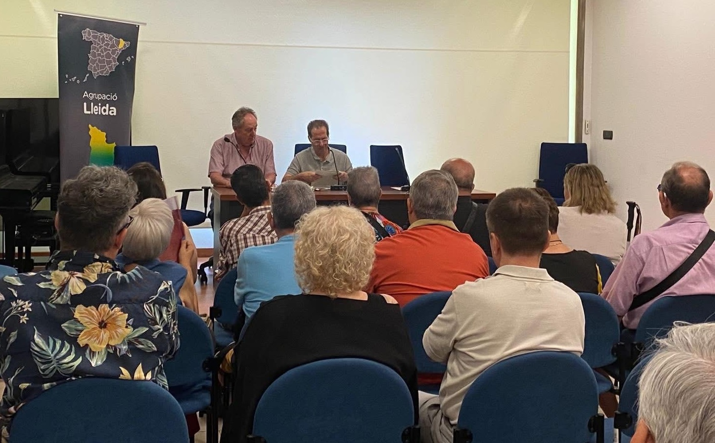 imagen de la mesa y asistentes asamblea