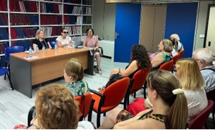 imagen de la mesa y participantes de la asamblea