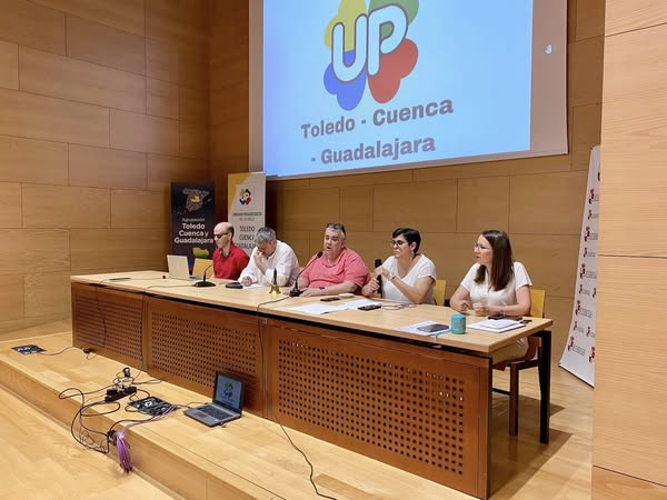 imagen de la mesa con Jose luis Pinto