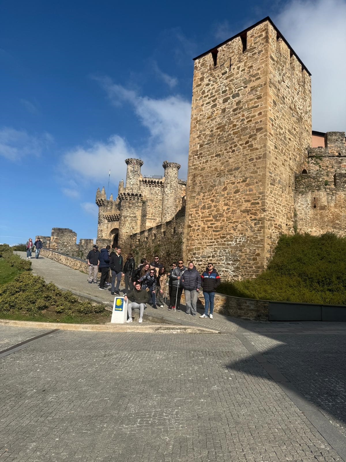 Imagen de grupo en la puerta de la fortaleza