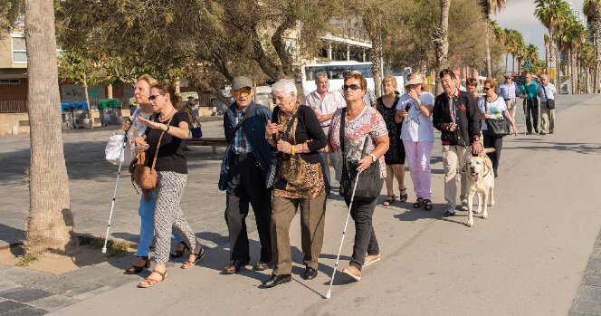 Grupo de personas paseando