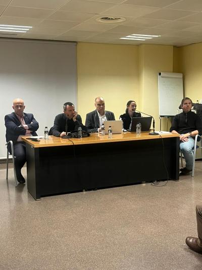 Fotografía de la mesa de intervenciones con la presencia del Secretario General de UP Madrid y las secretarías adjuntas 