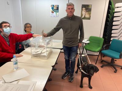 Miguel Angel López Bono, votando en la agencia de Reus