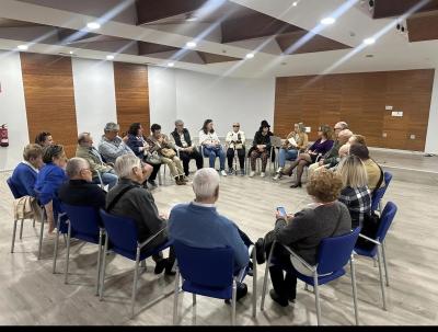 Miembros de SUPO en charla sentados en círculo 