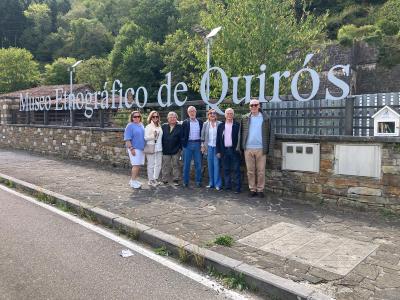Foto grupo entrada del Museo 