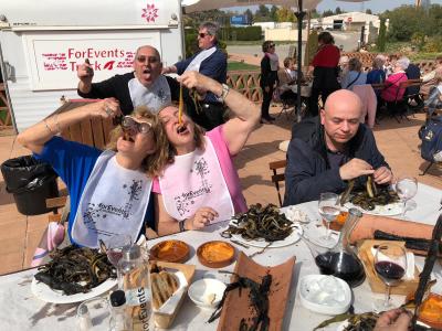 Compañeros de Supo comiendo calçots