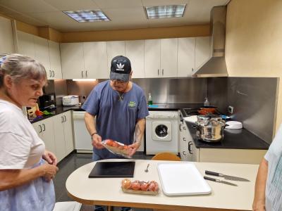NUESTRO COMPAÑERO JUAN ORELLANA ES EL ENARGADO DE IMPARTIR EL TALLER DE COCINA