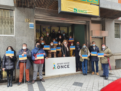 Trabajadores del GSO a las puertas de un centro manifestándose ante la crisis humanitaria de Ucrania