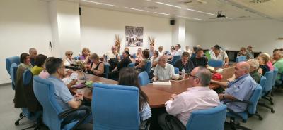 La imagen muestra el desarrollo de la Asamblea Ordinaria de SUPO-Sevilla, con más de cincuenta socios y simpatizantes reunidos en una sala de juntas para conocer la actividad realizada por la organización durante los últimos seis meses y participar en el intercambio de ideas y propuestas.