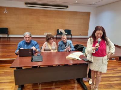 Javi Gomez , Dolors Espinos, y Jordi Cardus , en la mesa y Rafi Perez saludando a los asistentes