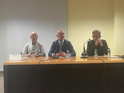 En la mesa de izquierda a derecha. José Molina, Jesús Celada y Ángel Llena  
