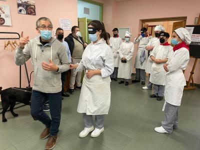 En la imagen aparece un técnico enseñando la técnica guía a los alumnos del módulo de Hostelería IES Jorge Santallana