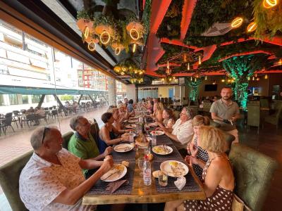 los socios y socias de SUPO Alicante comiendo en un bar de Benidorm