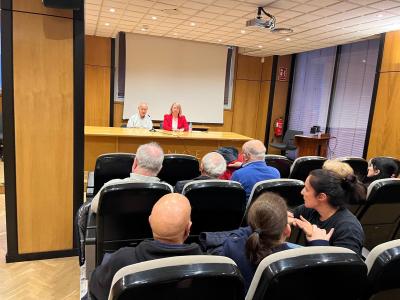 Desde el fondo del salón de actos del SBO se aprecia el volumen de asistentes y en la mesa de conferencias encontramos a José Molina y a la directora del SBO, Carmen Bayarri. 