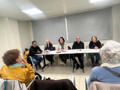 Presidente de SUPO y los 4 secretarios adjuntos sentados en una mesa enfrente de los asistentes