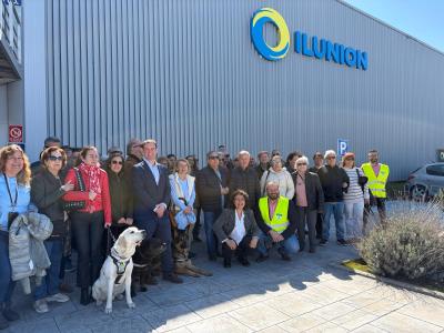 Foto de grupo en la puerta de Ilunion reciclados 