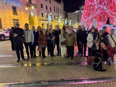 Todos los asistentes posando de pie en la calle para la foto