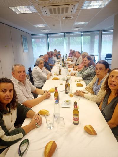Miembros de SUPO alrededor de la mesa