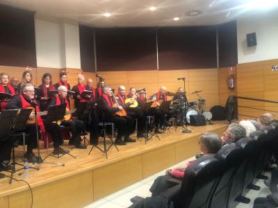 los miembros del grupo Cantares en el escenario