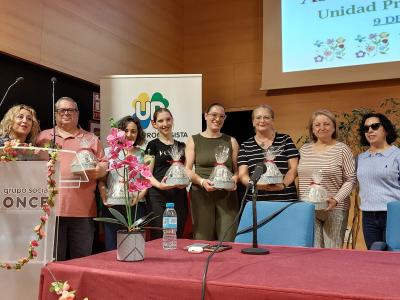 Entrega de un obsequio a los compañeros y compañeras de ILUNION, en reconocimiento a su compromiso y colaboración constante con la Agrupación de Sevilla en todas las actividades que se desarrollan