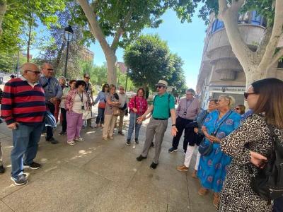 Foto de la visita guiada por Albacete en la que aparecen nuestros socios escuchando al guía en una de las calles de la ciudad
