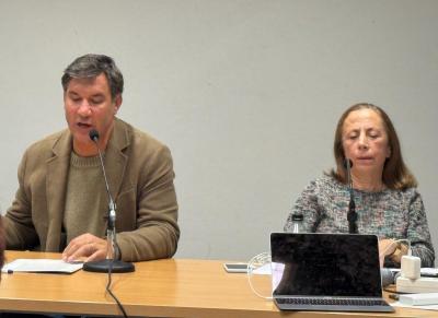 CONCHI CUEVAS DIRIGIENDO LA CHARLA DE GREGORIO SARAVIA