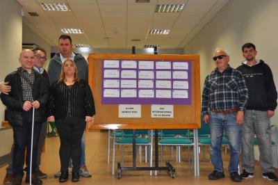 Foto con los organizadores del evento manteniendo en el centro el cuadro con el nombre de las veinte mujeres seleccionadas de izquierda a derecha. Ramón García Magadán, Director de Agencia, Juan Jesús García. Secretario General de la Agrupación. Andrea Berrocal. Responsable Comisión de Igualdad. Diego García, Vicepresidente del Consejo Territorial.  José Manuel Arenas, Presidente Comisión de SUPO Gijón. Kevin da Costa, Consejero Territorial.