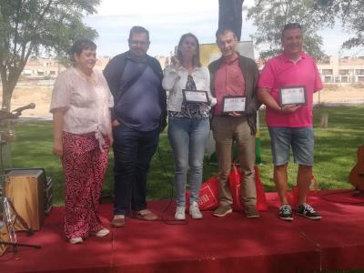 secretaria general de la agrupación junto con el representante de UTO y los premiados de este año