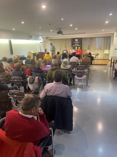 SOCIOS DE LA AGRUPACIÓN PRESENCIANDO LA ASAMBLEA
