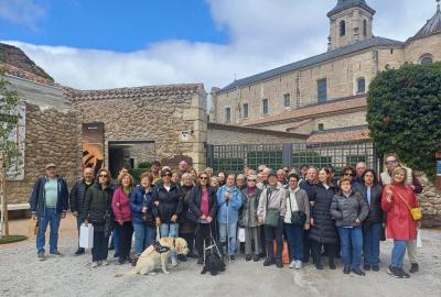 Más de una veintena de socios y socias de SUPO posan frente a Santa María del Paular
