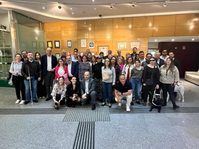 Quienes componen la ejecutiva de UP Madrid, un grupo numerosísimo de personas implicadas y comprometidas, posan en el halll de la Delegación territorial en la C/Prim