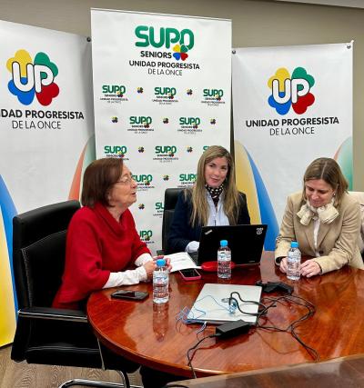 Foto en la que aparecen Manuela Carrión, Presidenta de SUPO; Victoria Hernández (Ponente) y Soledad Gómez (Comité Organizador Aula Sénior de SUPO)