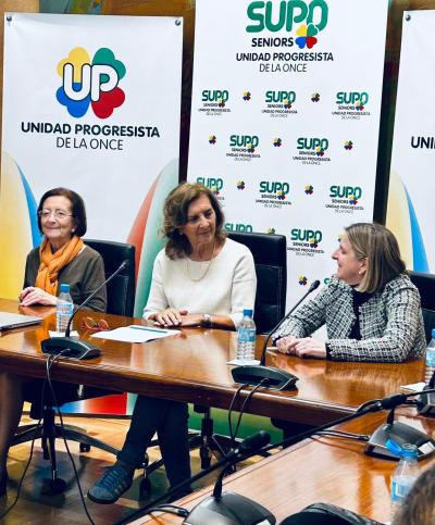 Foto en la que aparecen Manuela Carrión, Presidenta de SUPO; Pilar Varela (Ponente) y Soledad Gómez (Comité Organizador Aula Sénior de SUPO)