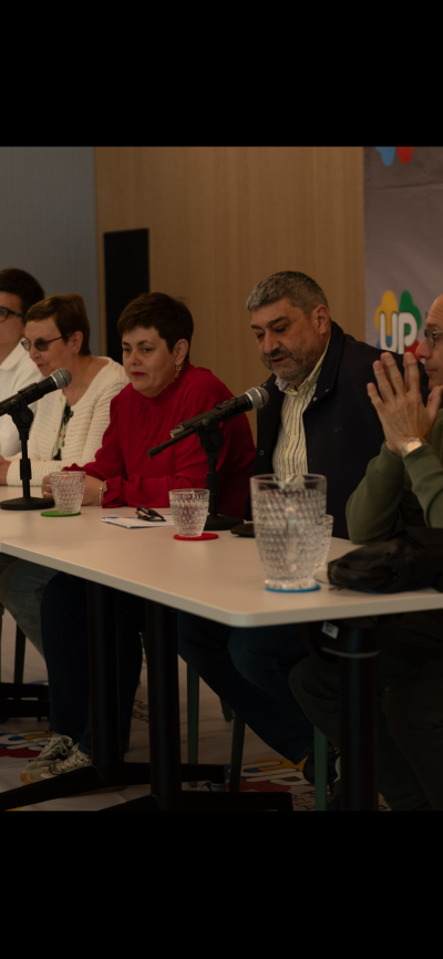 fOTO DE LA MESA DE LA ASAMBLEA EN LA INTERVENCIÓN DE JOSÉ LUIS PINTO