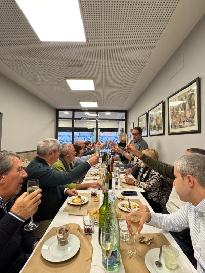 Fotografía en la que aparece el equipo de la Comisión de SUPO Girona junto con las personas invitadas, brindando por los mejores deseos para estas fechas navideñas.