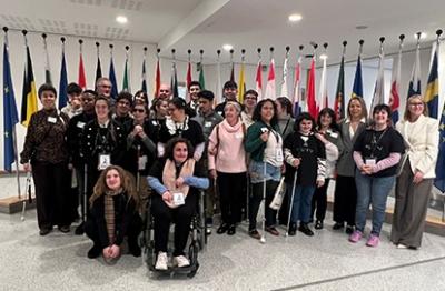 Foto familia Estudiantes del CRE en Bruselas.jpg