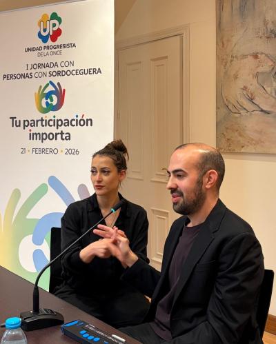 Foto de mediadora con persona sordociega.