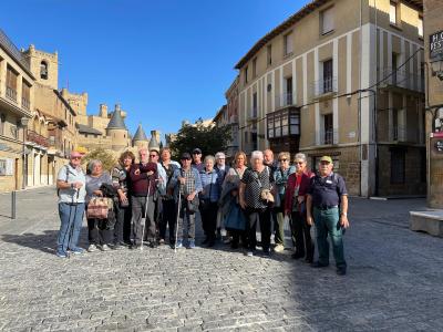 22 personas de SUPPO y al fondo el Palacio Real con sus torres.