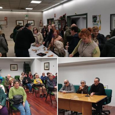 Collage con 3 imágenes de la actividad. En la parte de arriba se puede ver una foto del grupo de participantes disfruttando de una chocolatada, y en la parte de abajo, a la izquierda se ve una imagen de los participantes en el salón de actos y en la parte derecha se ve una foto de los organizadores hablando desde una mesa en el salón de actos.