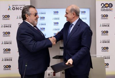 Foto de Miguel Carballeda estrechando la mano de Francisco Pardo