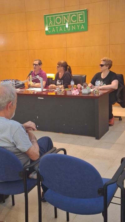 PRESIDENTA Y SECRETARIA CON ANTONIO ROMERO