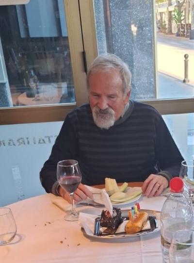 Adrià Vila soplando las velas en el restaurante