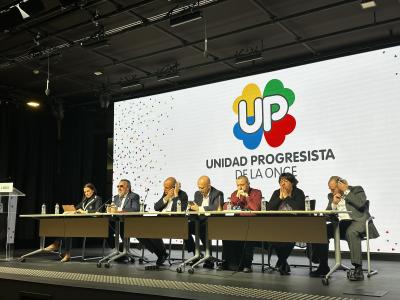 Foto de la mesa de ponentes en la Asamblea de UP Madrid, con el secretario general, sus secretarios/a adjuntos, el delegado y la presidenta del Consejo Territorial y el Presidente de UP y del Grupo Social ONCE, Miguel Carballeda.