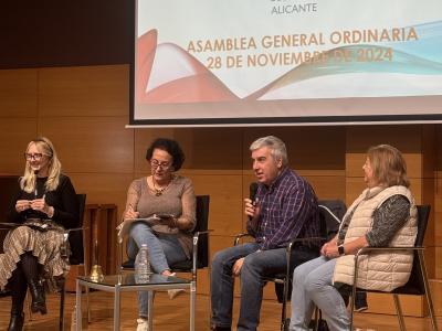 Se muestra el escenario el presidente de SUPO con dos de los secretarios adjuntos y la referente de SUPO