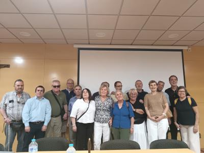 Fotografía de grupo. La imagen muestra a los componentes del nuevo equipo junto con los invitados a la asamblea